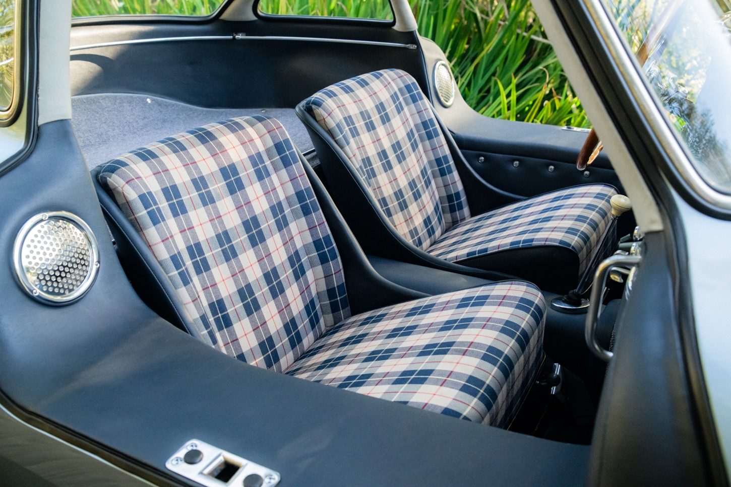grundfor-mercedes-300sl-gullwing-light-blue-plaid-056