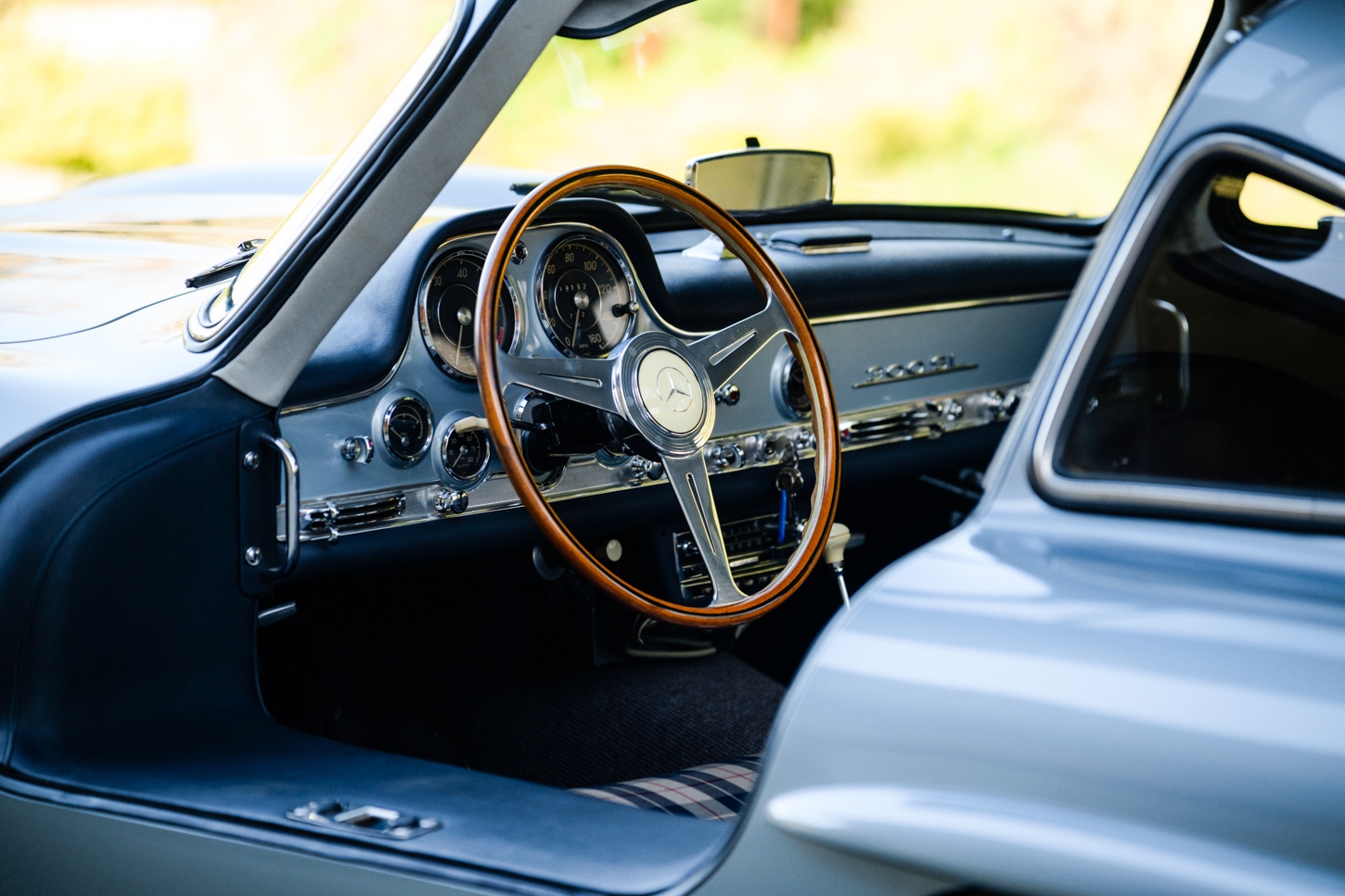 grundfor-mercedes-300sl-gullwing-light-blue-plaid-094