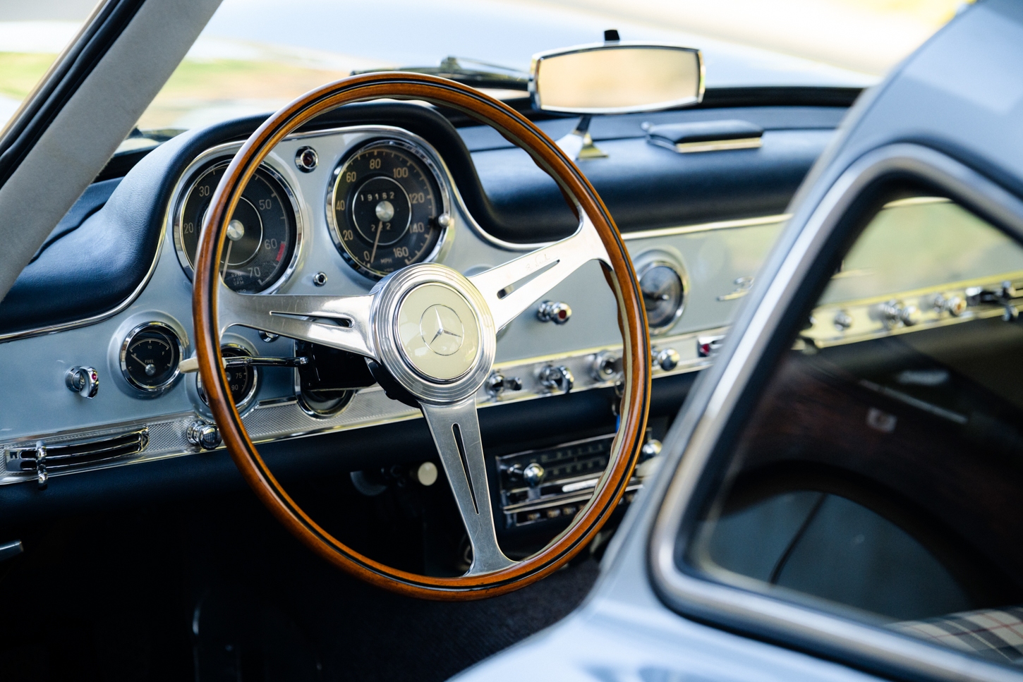 grundfor-mercedes-300sl-gullwing-light-blue-plaid-096