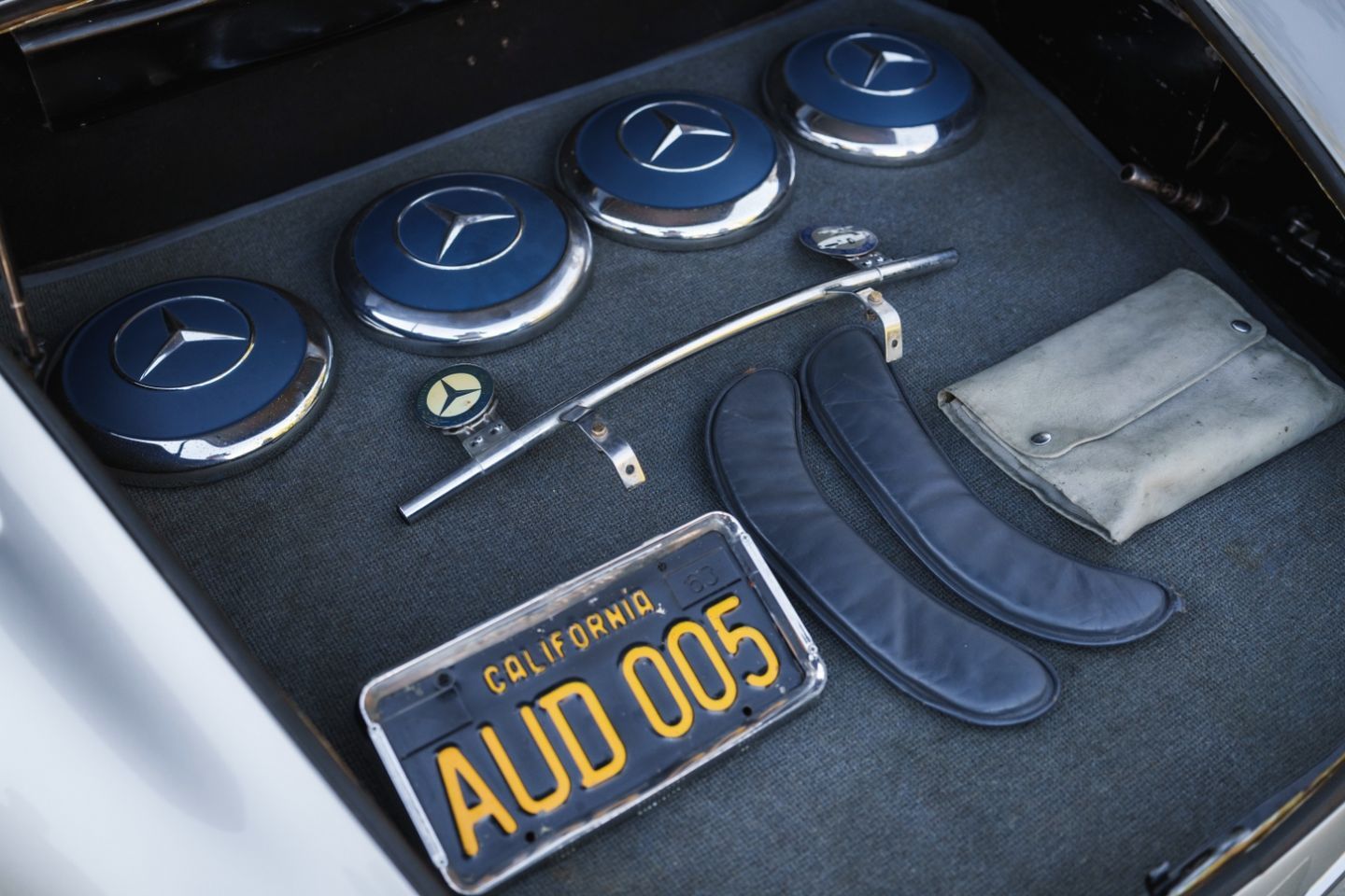 grundfor-1957-mercedes-300sl-roadster-silver-blue-406