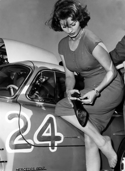 Sophia-Loren-1955-Mercedes-Benz-SL-Gullwing