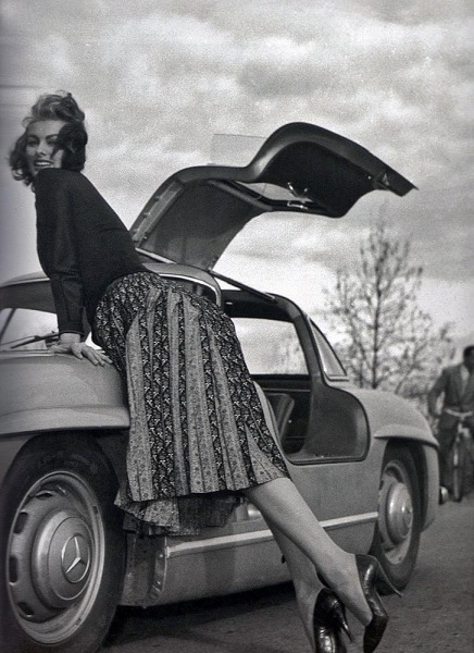 Sophia-Loren-Leaning-Against-a-Mercedes-Benz-300SL-Gullwing