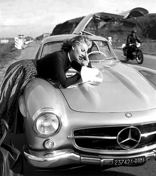 Sophia-Loren-Mercedes-300SL-Gullwing-Leaning