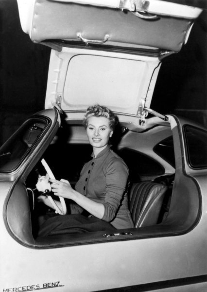 Sophia-Loren-Mercedes-Benz-300SL-Gullwing-1955-Profile-Sitting