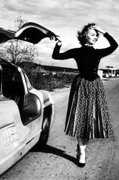 Sophia-Loren-Mercedes-Benz-300SL-Gullwing-1955-Profile-Standing