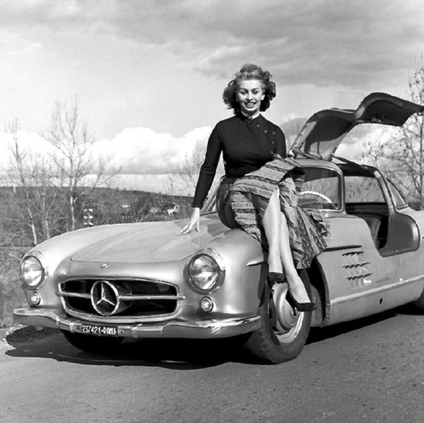 Sophia-Loren-Mercedes-Benz-300SL-Gullwing-1955