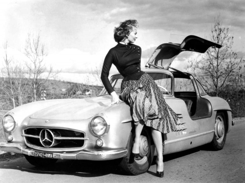 Sophia-Loren-Mercedes-Gullwing-Roadster-1959