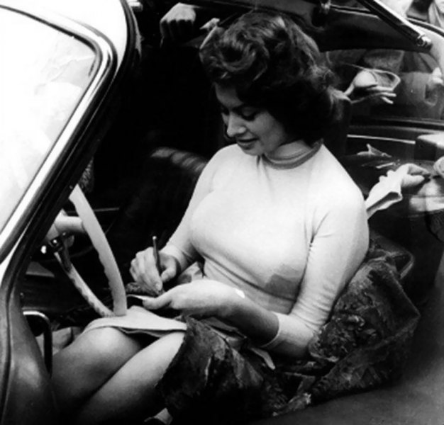 Sophia-Loren-Mercedes-SL-Gullwing