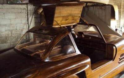 Replica: The distinctive gullwing doors